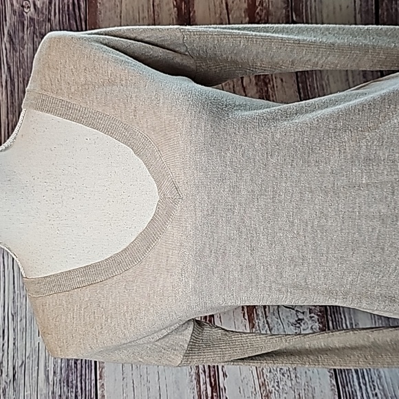 AMERICAN EAGLE TAN LONG SLEEVE LIGHT WEIGHT V NECK PULLOVER SWEATER - Picture 2 of 12